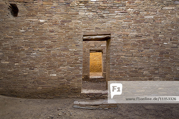 Türen und Steinmauern des Pueblo Bonito  Chaco Canyon Historical Park  New Mexico  Vereinigte Staaten
