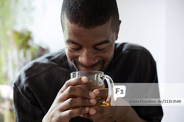Schwarzer Mann trinkt eine Tasse Tee