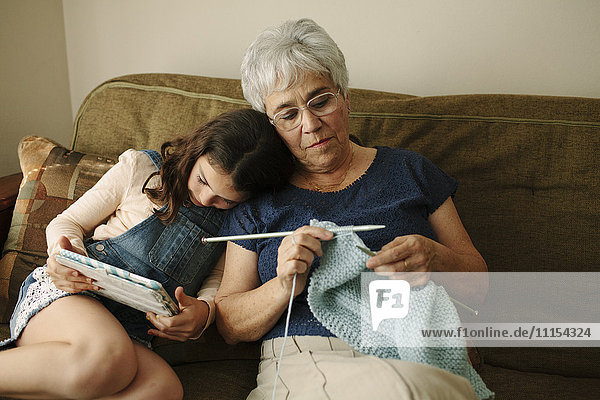 Großmutter und Enkelin entspannen sich im Wohnzimmer