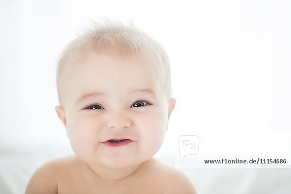 Kaukasisches Baby Mädchen lächelnd