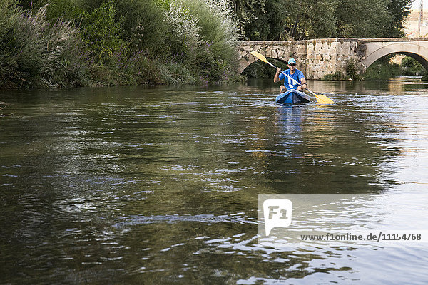 Spanien  Segovia  Mann im Kanu