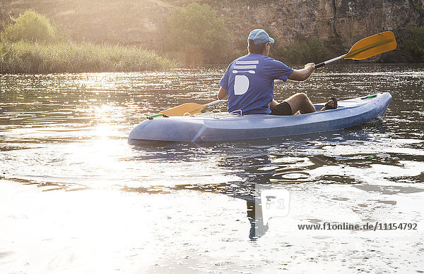 Spanien  Segovia  Mann im Kanu in Las Hoces del Rio Duraton