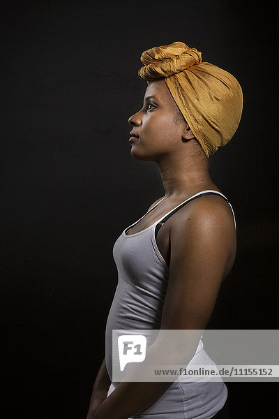 Profil einer schwarzen Frau mit Kopfbedeckung