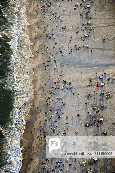 Brasilien  Rio de Janeiro  Luftaufnahme von Ipanema Beach mit Wochenendmassen