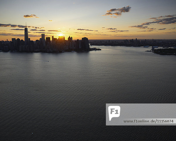 USA  New York City  Luftaufnahme von Lower Manhattan bei Sonnenaufgang