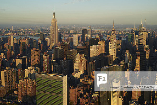 USA,  New York State,  New York City,  Geschäftsviertel am Morgen,  Empire State Gebäude,  Chrysler Gebäude rechts und das Hauptquartier der Vereinten Nationen links unten.