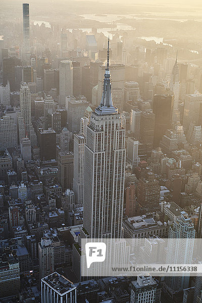 USA,  New York State,  New York City,  Stadtbild mit Empire State Gebäude am Morgen