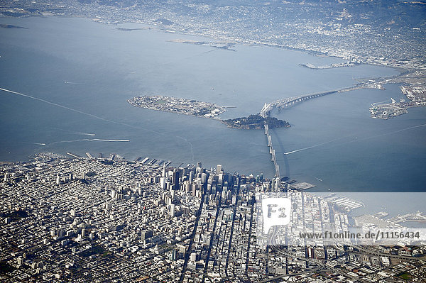 USA  Kalifornien  Blick aus dem Flugzeugfenster auf San Francisco