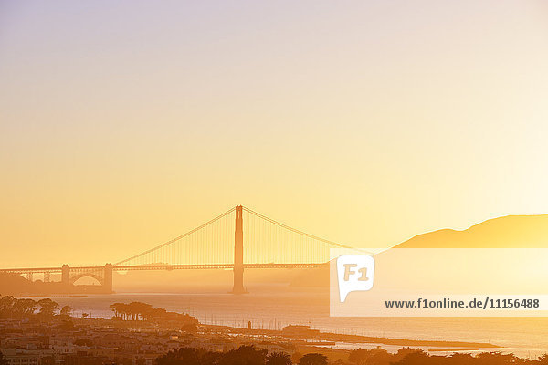 USA  Kalifornien  San Francisco  Golden Gate Bridge im Abendlicht