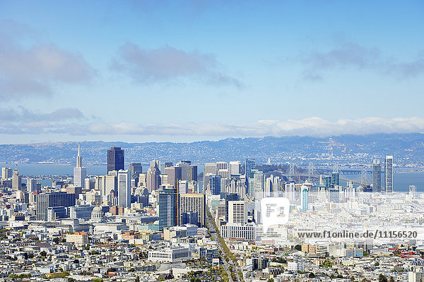 USA  Kalifornien  San Francisco  Blick von Twin Peaks auf Financial District und San Francisco Bay