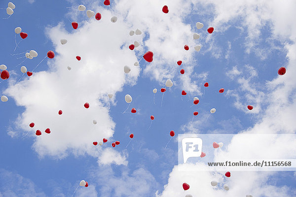 Herzförmige Luftballons am Tag der Hochzeit