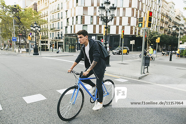 Teenager mit einem Fixie Bike in der Stadt