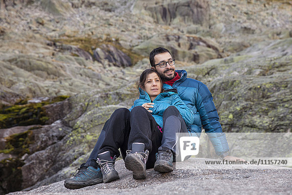 Spain  Sierra de Gredos  couple resting in the mountains