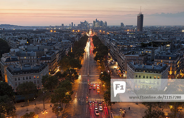 Frankreich  Paris  Champs-Elysees bei Sonnenuntergang