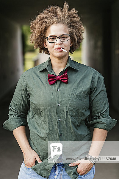 Porträt einer Lesbe mit Zigarettenbrille und Fliege