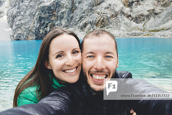 Peru  Cordillera Blanca  Huaraz  Huascaran Nationalpark  Selfie des glücklichen Paares an der Laguna 69