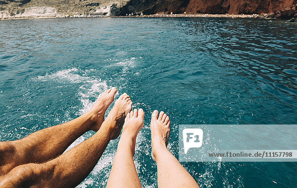 Griechenland  Santorini  Beine eines Paares vor dem Meer