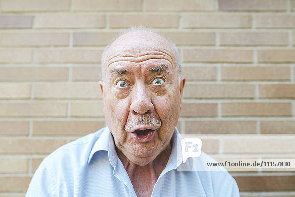 Porträt eines älteren Mannes mit lustigen Gesichtern