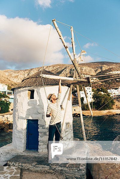 Griechenland  Amorgos  Aegialis  Mann mit den Blättern der Windmühle