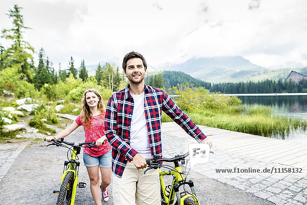 Junges Paar bei einer Fahrradtour