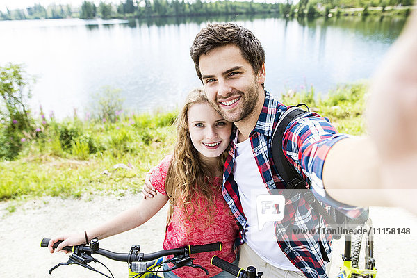 Junges Paar  das sich auf eine Fahrradtour begibt