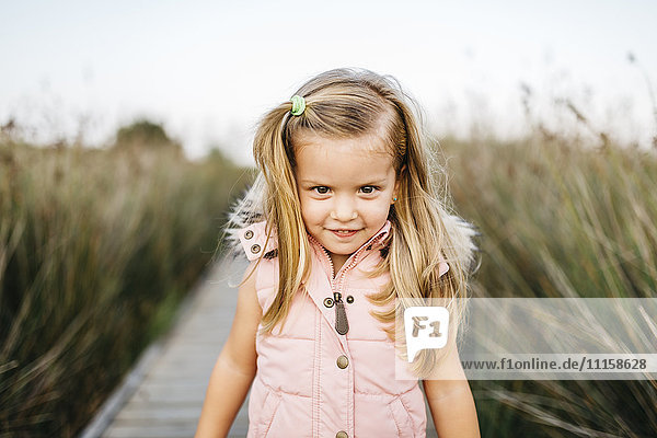 Porträt eines lächelnden kleinen Mädchens in der Natur