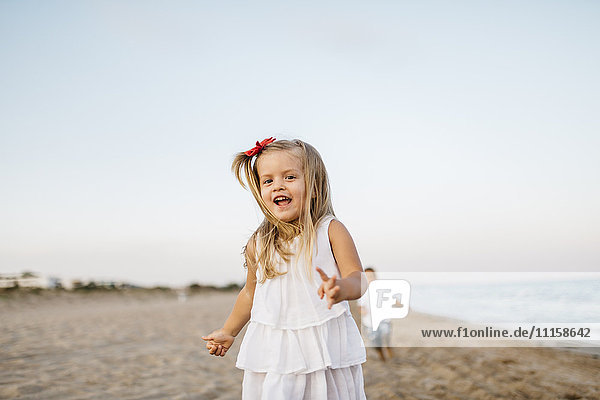 Porträt eines kleinen Mädchens mit Spaß am Strand