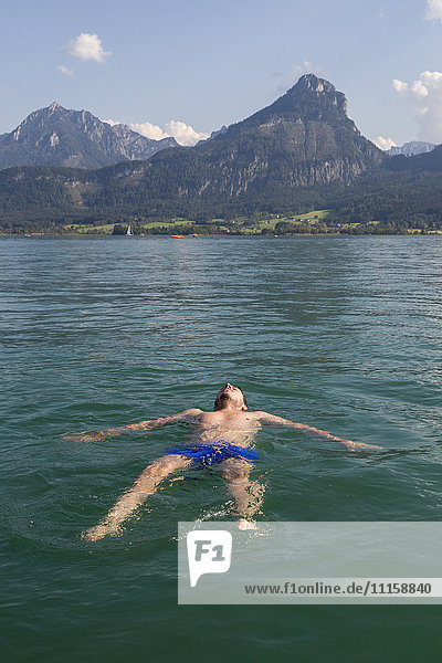Österreich  Sankt Wolfgang  im See schwimmender Mann