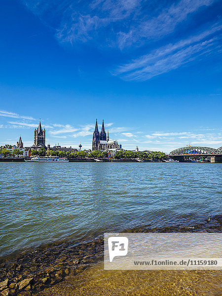 Deutschland  Köln  Blick auf die Stadt mit Kölner Dom und Rhein im Vordergrund