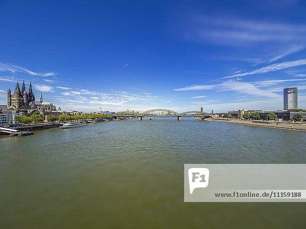 Deutschland  Köln  Panoramablick mit Hohenzollernbrücke und Rhein im Vordergrund