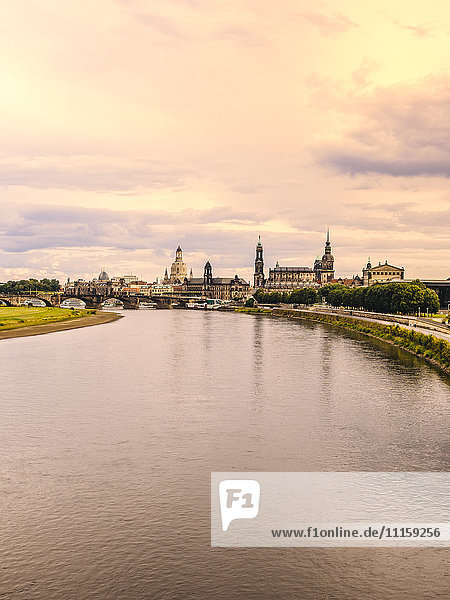 Deutschland  Sachsen  Dresden  historische Altstadt mit der Elbe im Vordergrund