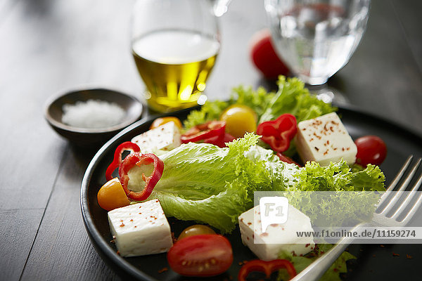Feta-Salat mit rotem Paprika  Tomaten und Olivenöl