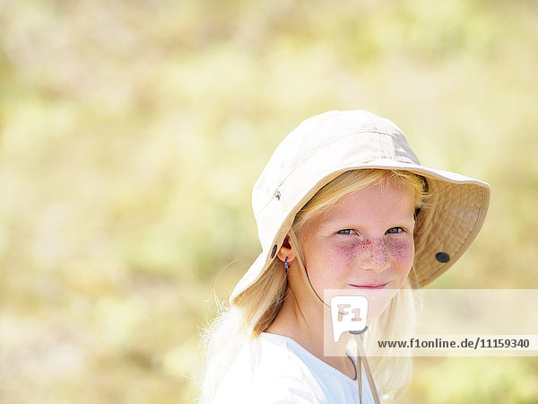 Porträt eines blonden Mädchens mit Schlapphut