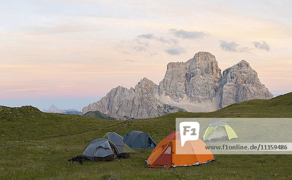 Italien  Dolomiten  Blick auf den Monte Pelmo mit Lager im Vordergrund bei Sonnenuntergang
