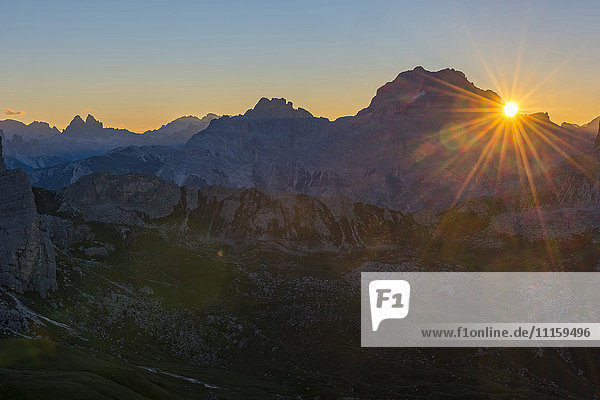 Italien,  Dolomiten,  Tre Cime di Lavaredo und Antelao bei Sonnenaufgang