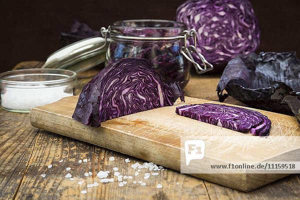 Fermenting red cabbage