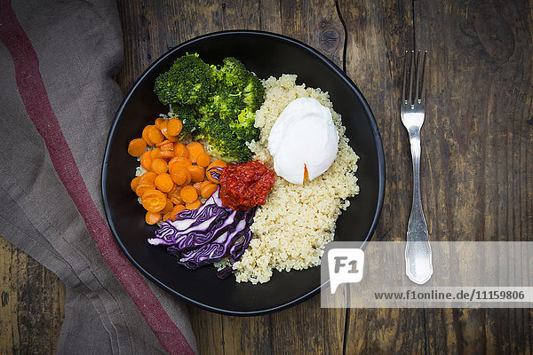 Mittagsschale mit Quinoa  Rotkohl  Karotten  gebratenen Kichererbsen  Brokkoli  pochiertem Ei und Ajvar