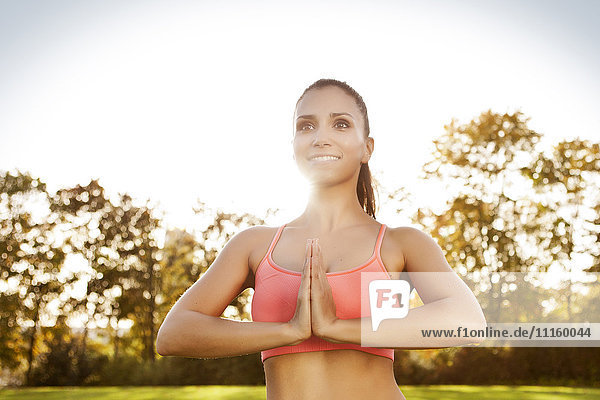 Lächelnde Frau beim Yoga im Freien