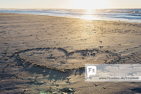 Dänemark  Blokhus  Herz im Sand am Strand gezeichnet