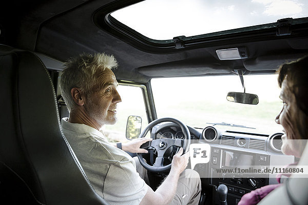 Seniorenpaar auf einer Fahrt im Geländewagen