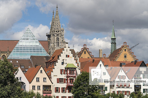 Deutschland  Ulm  Blick zur Glaspyramide der Zentralbibliothek und zum Ulmer Münster mit Häusern im Vordergrund
