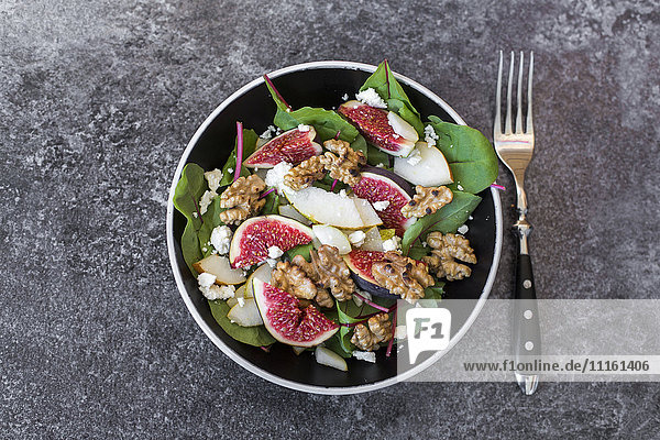 Schüssel Mangold-Salat mit Birne  Feigen  Walnüssen und Feta