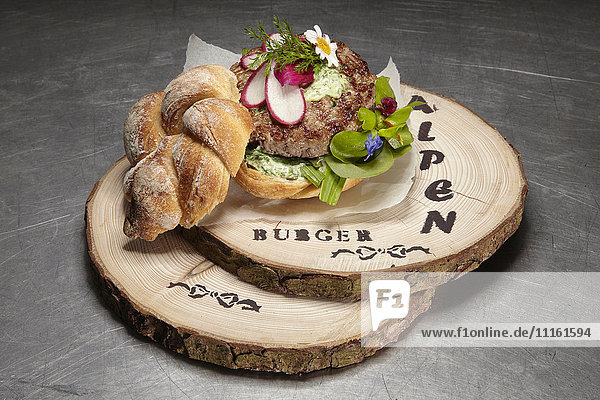 Alpen-Hamburger mit Wildkräutersalat