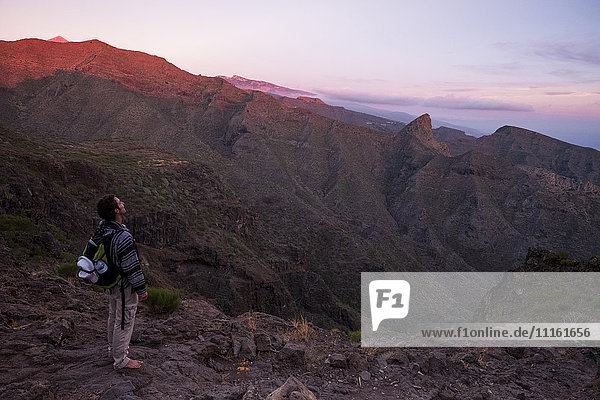 Spanien  Teneriffa  Teno-Gebirge  Masca  Trekking  Trekker genießen Aussicht