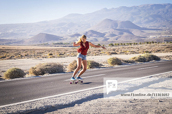 Spanien  Teneriffa  blondes junges Skateboarden