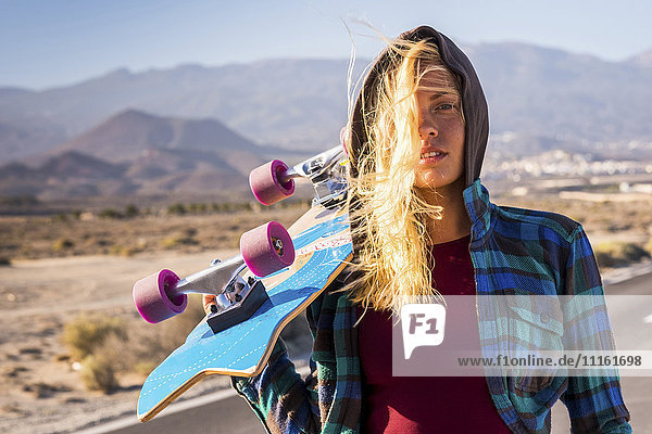 Spanien  Teneriffa  blonde junge Skaterin