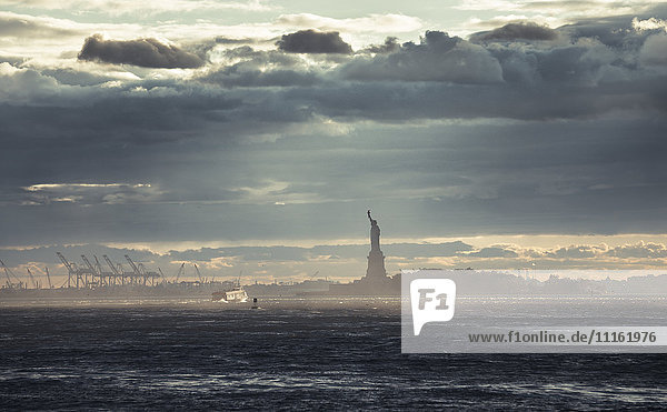 USA  New York City  Freiheitsstatue bei Sonnenuntergang