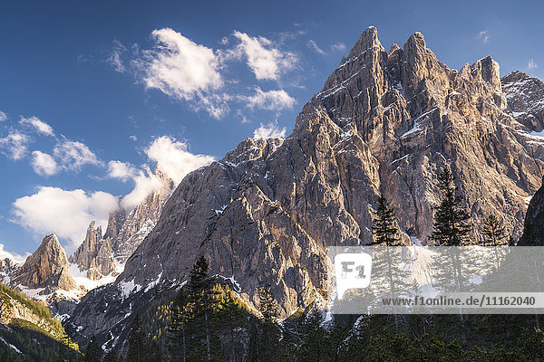 Italien  Provinz Belluno  Hochpustertal  Naturpark Tre Cime  Sextner Dolomiten  Einserkofel und Zwoelferkofel