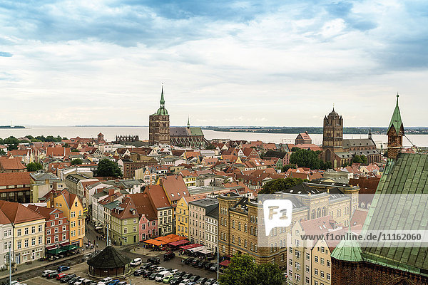 Deutschland  Stralsund  Blick auf die historische Altstadt mit St. Nikolai und Jakobuskirche