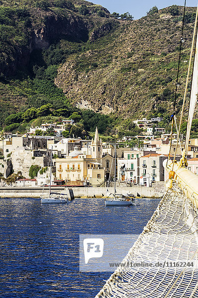 Italien  Sizilien  Lipari  Hafen und Segelschiff